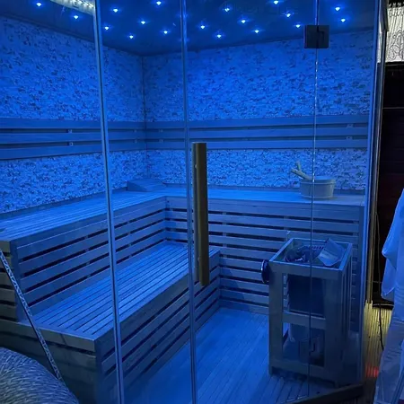Small With Sauna And Jacuzzi! *